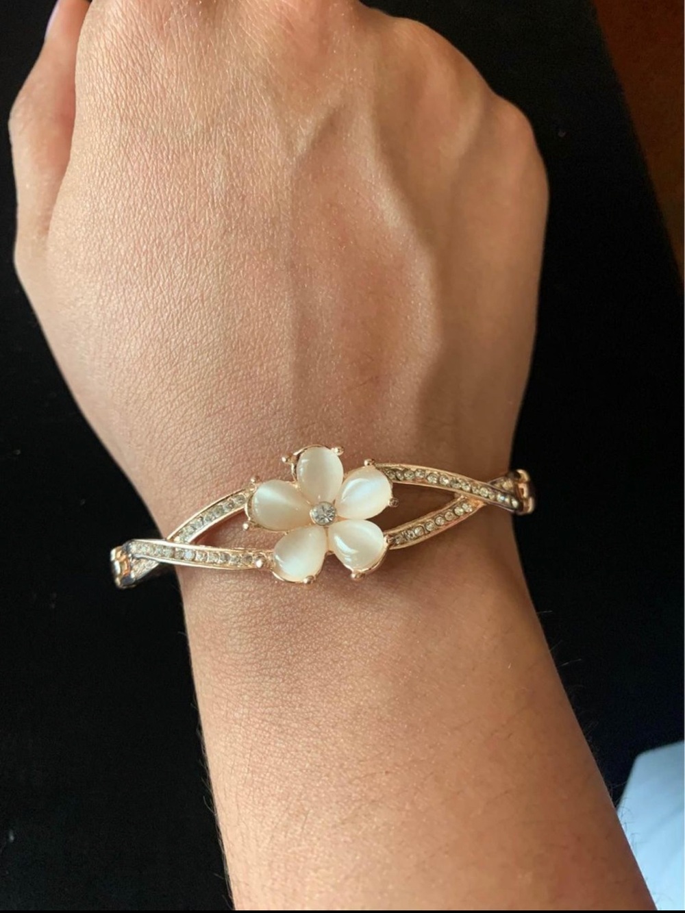 Elegant Gold Flower Bracelet with White Petal Accent